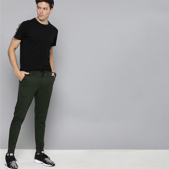 http://13.235.91.190/products/men-olive-green-straight-fit-solid-track-pants