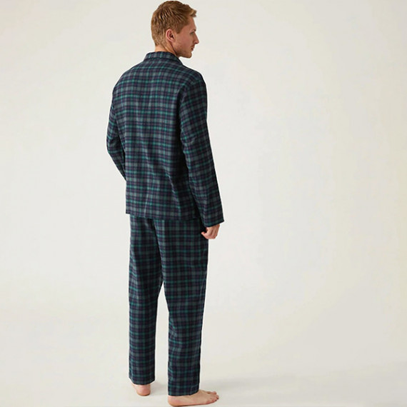 http://13.235.91.190/products/men-green-blue-checked-night-suit