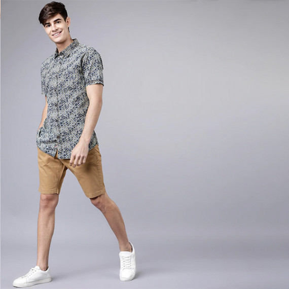 http://13.235.91.190/products/men-khaki-solid-slim-fit-regular-shorts