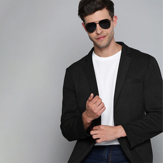 http://13.235.91.190/products/men-black-textured-regular-fit-single-breasted-blazer