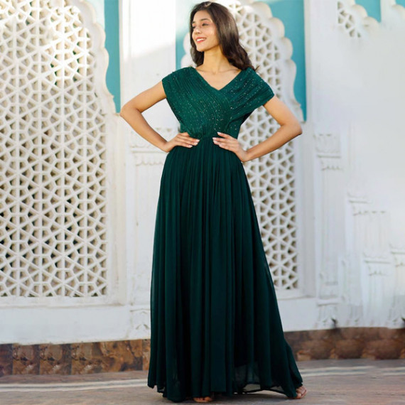 http://13.235.91.190/products/green-embellished-maxi-dress