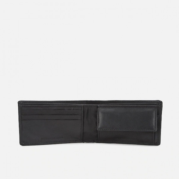 http://13.235.91.190/products/men-textured-two-fold-leather-wallet